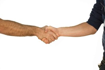 לחיצת יד של גברים