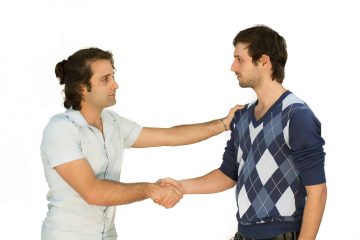 לחיצה יד כפולה או עוטפת